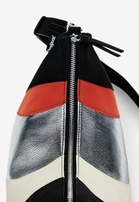 Kleurrijke handtas met zwarte, oranje, zilveren en beige panelen. Glad, gestructureerd materiaal met een opvallende ritsluiting en een verstelbare schouderband.