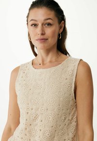 Beige gehaakte tanktop met ronde patronen, een ronde halslijn en een lichte textuur. Mouwloos met een ontspannen pasvorm, ontworpen voor comfort.