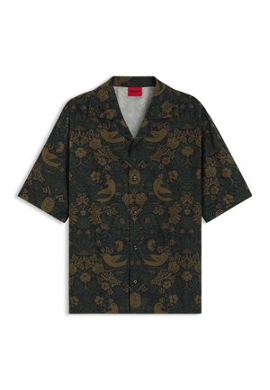 Tumši zaļas auduma īsās piedurknes krekls ar brūnām ziedu un putnu apdruku, ar apkakli un melniem pogām priekšpusē.