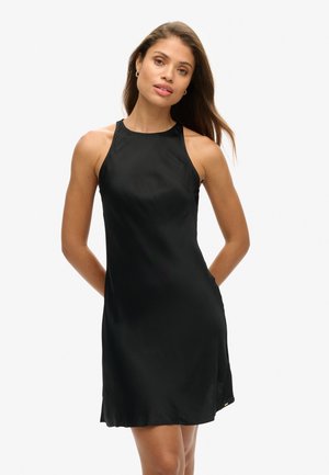 Schwarzes Halsbandkleid aus glattem Stoff, mit einem taillierten Oberteil und weitem Rock, knielang und mit minimalistischem Design.