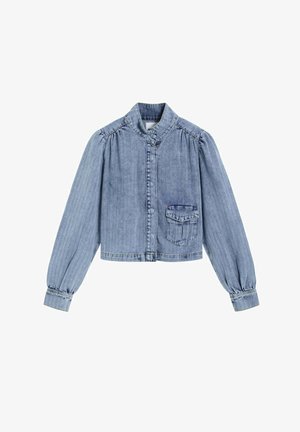 Chemise en denim bleu clair à manches longues avec col mandarin, poche avant avec rabat et poignets boutonnés, posée à plat sur fond blanc.