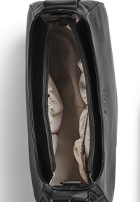 Svart läderväska med dragkedjestängning, med ett beige tygfoder och elastiska fickor inuti för organisering.