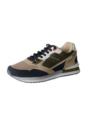 Zapatilla de corte bajo con paneles de ante en beige, verde oscuro y azul marino, cordones negros, cuello acolchado y media suela blanca con suela exterior texturizada.