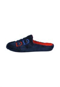 Zapatillas de felpa azul marino con forro rojo, punta redondeada y diseños bordados de fantasmas azules y rojos en la parte superior. Textura suave en todo.