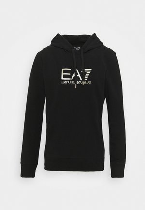Czarna bluza z kapturem z długim rękawem, z przednimi sznurkami i białym logo Emporio Armani EA7 umieszczonym na środku klatki piersiowej.