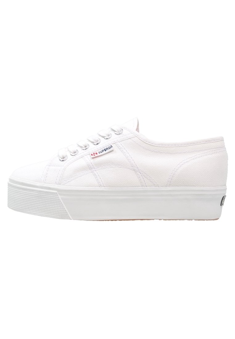 Baskets à plateforme en toile blanche avec bout rond, lacets à l'avant, semelle texturée et détails de couture subtils ; étiquette de marque sur le côté.