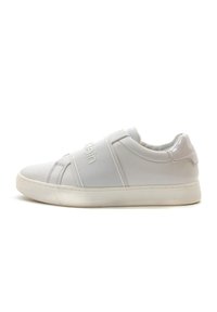 Sneaker bianco in pelle liscia, con bande elastiche sopra il metatarso, punta tonda e suola in gomma testurizzata. Branding discreto sul lato.