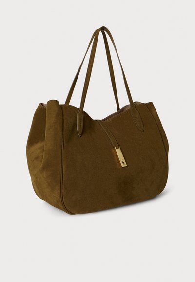 Smeđa torba od antilopa s dvostrukim ručkama, zakrivljenim oblikom i zlatnim metalnim detaljem. Glatka tekstura s prostranim unutarnjim prostorom.