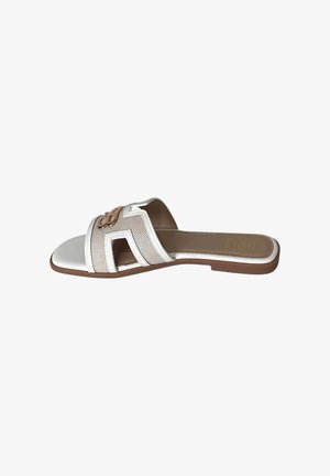 Sandalo flat bianco e beige con punta aperta e design geometrico traforato sulla fascia superiore, con piccolo dettaglio logo dorato.
