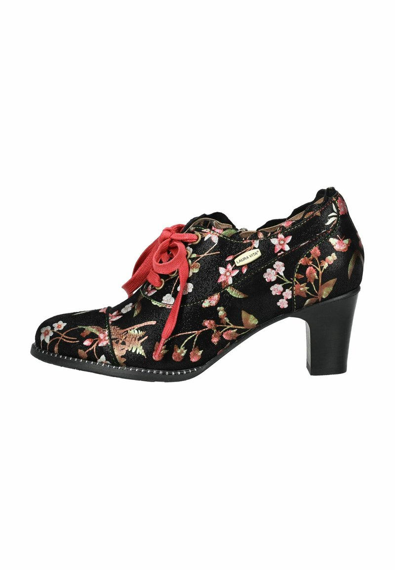 Scarpa in tessuto nero con ricami floreali in rosso, rosa e verde. Presenta una punta arrotondata, lacci in raso rosso e un tacco nero di media altezza.