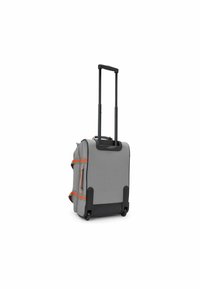 Bolsa de viaje gris con ruedas y mango retráctil, acentos naranjas, dos bolsillos exteriores con cremallera y base de plástico negro; material de tela resistente.