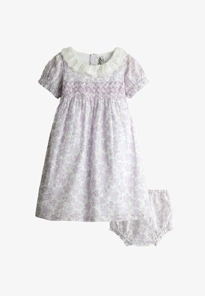 Beebikleidi ja sobivate bloomerritega, millel helelilla lillemuster, lühikesed puffvarrukad, hõlmik ees ja valge pitskrae.