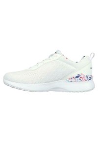 Zapatilla deportiva blanca con parte superior de malla, cordones planos y un acento de patrón floral en el talón. Diseño ligero con una suela acolchada.