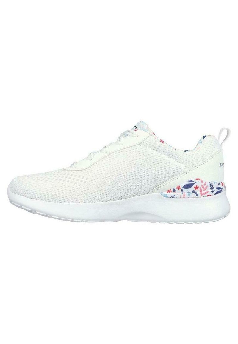 Zapatilla deportiva blanca con parte superior de malla, cordones planos y un acento de patrón floral en el talón. Diseño ligero con una suela acolchada.