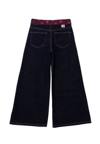 Jeans de pierna ancha azul oscuro con una cinturilla de patrón floral en color burdeos. Presentan dos bolsillos traseros y detalles de costura en contraste.