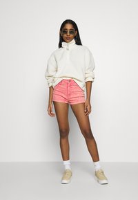 Karl Kani RETRO - Shorts vaqueros - purple