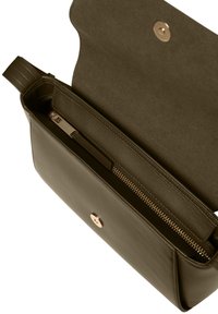 Olivenfarvet lædertaske med magnetisk lukning, lynlåslomme indvendigt og glat tekstur. Har et elegant design uden synligt hardware.