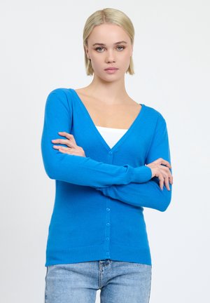 Gilet tricoté bleu avec un décolleté en V profond et un devant boutonné. Il présente des poignets et un ourlet côtelés, fabriqué dans un matériau doux et léger.
