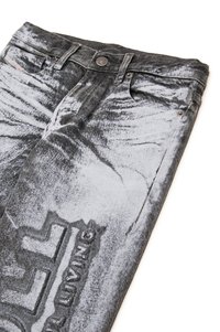 Jeans de ganga cinza com um padrão desbotado e desgastado, apresentando cinco bolsos e detalhes em metal. Marca em destaque na perna.
