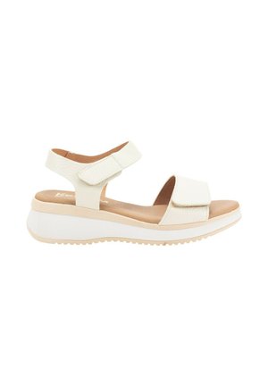 Sandalia de estilo de cuero blanco con correas ajustables, plantilla acolchada y parte superior texturizada. Presenta una suela gruesa blanca con acentos en beige.