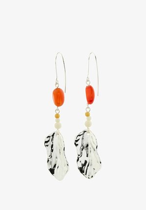 Srebrne naušnice s teksturiranim, organskog oblika, s crvenim i kremastim perlama iznad. Ovaj model ima kuka za nošenje; lagani dizajn.