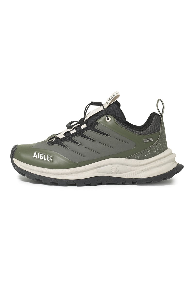 Chaussures de sport vertes avec un dessus texturé, des accents noirs, une semelle rembourrée et un motif de semelle distinctive pour une traction optimale. Lacets ajustables inclus.