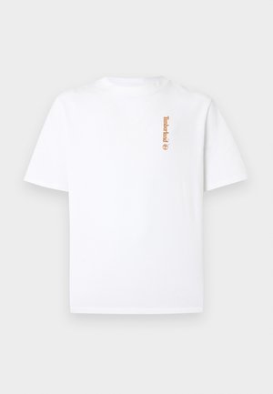 T-shirt bianca a maniche corte con scollo tondo e piccolo logo verticale Timberland arancione sul lato sinistro del petto.