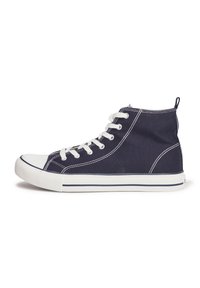 Sneaker alta marina in tela con cuciture bianche, punta in gomma e suola piatta bianca. Sei fori per i lacci e un linguetta sul retro.