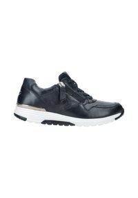 Zapatilla de cuero negro con acentos texturizados, media suela blanca y suela exterior de goma negra. Cuenta con un diseño de cremallera y cordones para facilitar el uso.