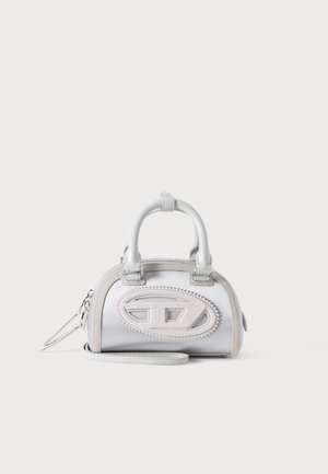 Bolso pequeño blanco de estructura rígida, con dos asas superiores, una correa desmontable para el hombro, herrajes plateados y un logotipo ovalado en relieve.