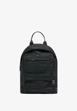 Zaino nero in tessuto strutturato con manico superiore, tasca frontale con cerniera e logo sulla parte anteriore.