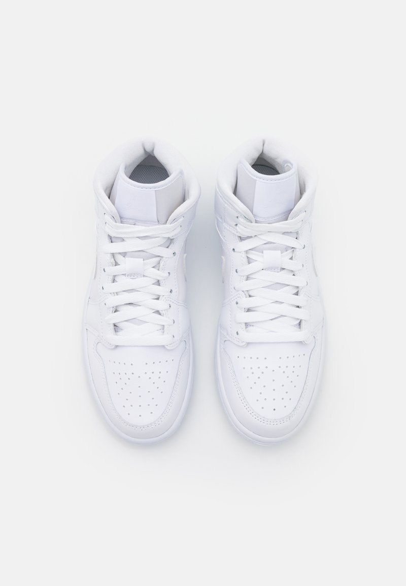 Witte leren high-top sneakers met geperforeerde neus, gevoerde kraag, platte veters en een gladde textuur. Minimalistisch ontwerp met logo-detail.