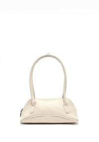 Borsa a mano bianco sporco con una texture liscia, forma arrotondata e due manici corti. Presenta una chiusura con zip e dettagli di cucitura sottili.