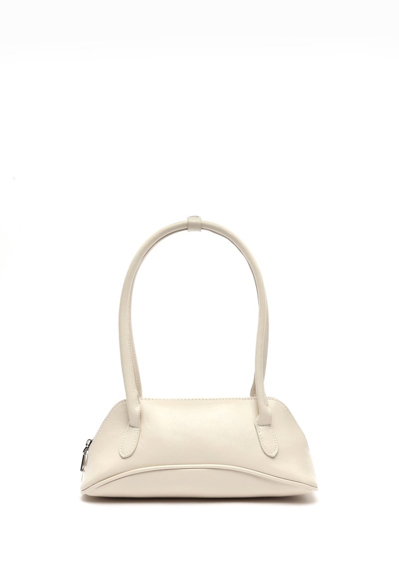 Vaalean beigen värinen käsilaukku, jossa on sileä pinta, pyöreä muoto ja kaksi lyhyttä kahvaa. Laukussa on vetskarisulkeminen ja hienovaraiset sauma yksityiskohdat.