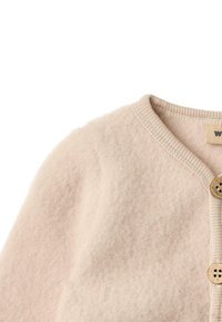 Beige flísová bunda s ribovaným límcem a dvěma hnědými texturovanými knoflíky vpředu.