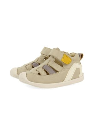 ESTILO CANGREJERAS CON ACENTOS BROGAN - Sandalias de senderismo - off white