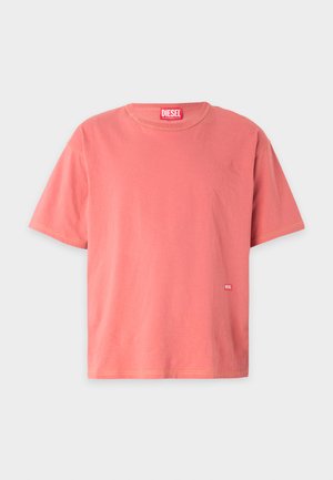 Tricou scurt cu mânecă din bumbac de culoare coral, cu guler rotund, cusături contrastante galbene și un mic logo roșu Diesel pe față.