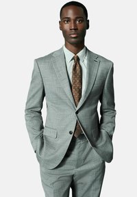 Sivoma vzorčasta obleka s slim fit obliko, s poševnimi reverji, dvema sprednjima žepoma, ujemajočo se z lahkim črtastim srajcem in teksturiranim kravato.
