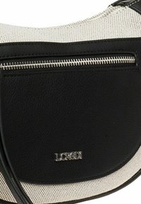 Bolso de hombro de cuero negro con tejido beige claro, bolsillo con cremallera y acento de logo metálico. Diseño curvado con textura suave.