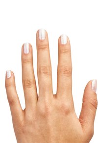 Cinq doigts d'une main avec un vernis à ongles rose pâle, texture lisse et longueur courte, sur fond blanc.