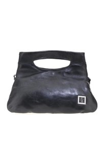 Pochette en cuir noir avec poignée découpée et petite plaque logo AS98 argentée en bas à droite.