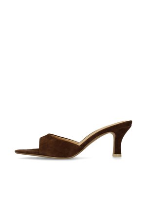 Mule aperta in camoscio marrone con tacco basso curvo e design slip-on su sfondo bianco.