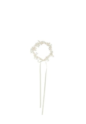 Blütenkranz in Weiß mit kleinen Blumen und Perlen, kreisförmiges Design, akzentuiert durch ein ivory Satinband, das an der Basis gebunden ist.
