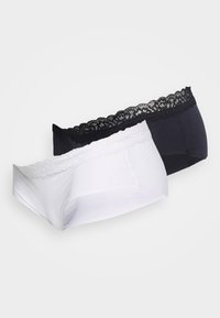 Két pár női alsónemű, az egyik fehér, a másik fekete. Mindkettő finom csipkeborítással készült a deréknál. Simább anyag, rugalmas kialakítás.