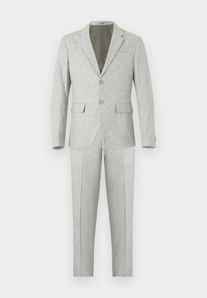Ανοιχτό γκρι αντρικό κοστούμι με δύο κουμπιά, πέτα μη-σπασμένα, τσέπες με καπάκι και ταιριαστό παντελόνι σε λευκό φόντο.