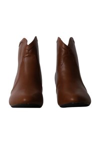Paire de bottines en cuir marron avec bouts arrondis et languettes en haut, vues de face sur fond blanc.