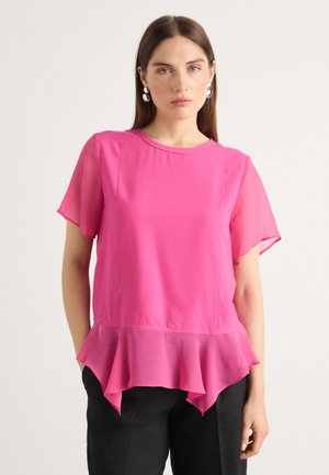 Rosa kortermet topp med volangkant. Laget av lett stoff, med rett snitt og en svak glans.