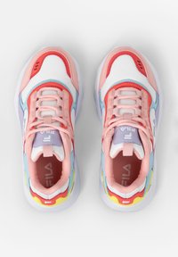 Baskets multicolores présentant un mélange de matériaux blancs, roses, bleus et jaunes, avec des superpositions texturées et un système de laçage proéminent.