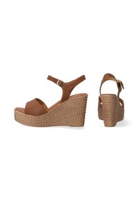 Bruine leren wedge sandalen met een gestructureerde touwzool, open teen en verstelbaar enkelbandje met een gesp. Gestructureerd patroon op de zool.