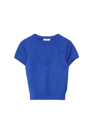 Niebieska krótka dzianinowa bluzka z fałszywą warstwową dekoltem w kształcie litery V i prążkowanymi wykończeniami, na białym tle.